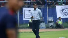 Pelatih Persik, Bejo Sugiantoro, penasaran dengan pelatih PSIS, Subangkit. (Bola.com/Robby Firly)