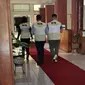 Penyidik Komisi Pemberantasan Korupsi melakukan penggeledahan di Kantor Bupati Kapuas, Selasa (28/3/2023). (Liputan6.com/ Roni Sahala)