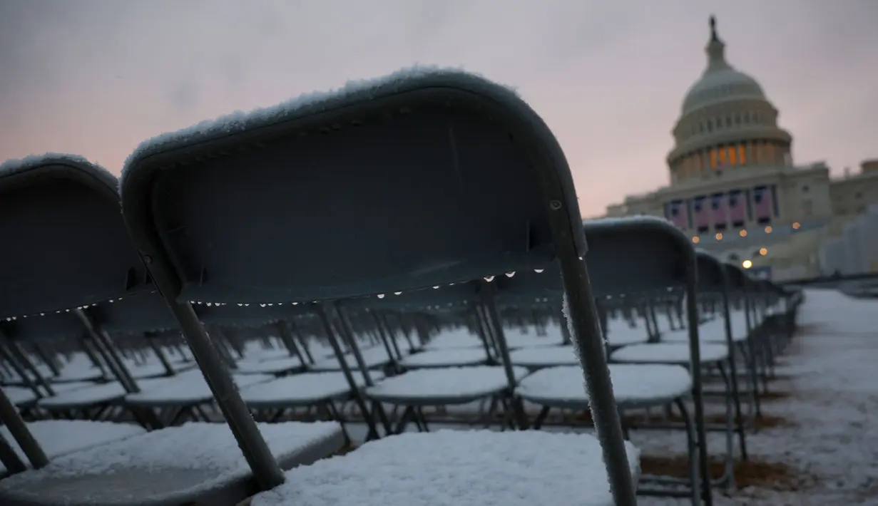 Salju menutupi kursi-kursi untuk mereka yang akan menyaksikan pelantikan Presiden terpilih Amerika Serikat 2024, Donald Trump, di area luar Gedung Capitol, Washington DC, 19 Januari 2025. (Kevin Dietsch/GETTY IMAGES NORTH AMERICA/Getty Images via AFP)