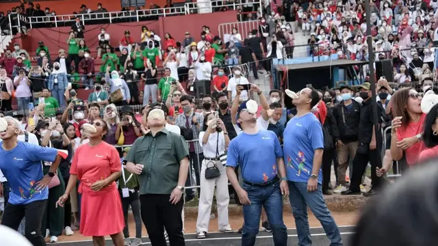 Susi Pudjiastusi dan Anies Baswedan Lomba 17 Agustusan