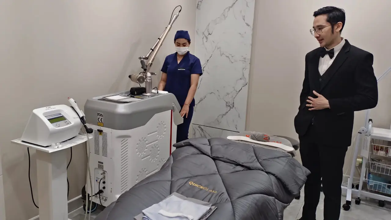 dr. Haekal Ansari, M. Biomed (AAM) memperkenalkan salah satu ruangan treatment di klinik QuickGlam