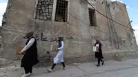 Sejulmah wanita dari Relawan Irak di asosiasi lokal saat mendistribusikan jatah makanan ke rumah tangga selama bulan Muslim Ramadhan di kota Mosul utara (7/5/2021). (AFP Photo/Zaid AL-Obeidi)