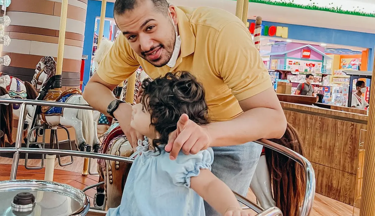 Kebersamaan putri Tasya Farasya bersama ayahnya. Lagi-lagi sisi samping Lili terlihat. (Foto: Instagram/ tasyafarasya)