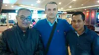 Saat Joko Susilo Menjemput Pelatih Baru Singo Edan