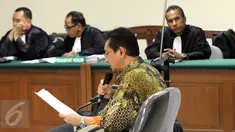 Mantan Kadishub DKI Jakarta Udar Pristono menjalani sidang di Pengadilan Tipikor, Jakarta, Senin (7/9/2015). Udar membantah melakukan tindak pidana korupsi pengadaan bus TransJakarta 2012-2013 dan tindak pidana pencucian uang. (Liputan6.com/Helmi Afandi)