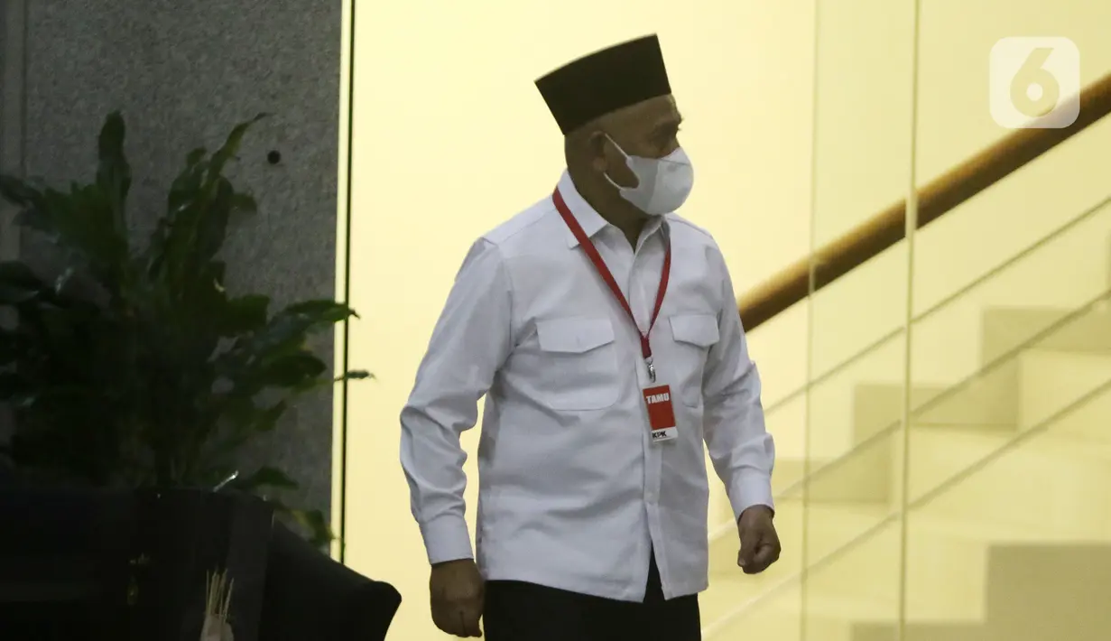 Bupati Hulu Sungai Utara (HSU) Kalimantan Selatan, Abdul Wahid usai diperiksa penyidik di Gedung Merah Putih KPK, Jakarta, Jumat (1/10/2021). Abdul Wahid diperiksa sebagai saksi terkait dugaan suap pengadaan barang dan jasa di Kabupaten Hulu Sungai Utara, Kalsel. (Liputan6.com/Helmi Fithriansyah)