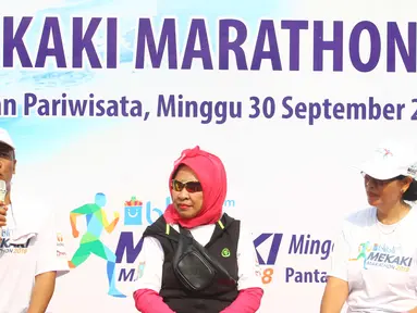 Bupati Lombok Barat Fauzan Khalid (kiri) dalam acara launching Blibli Mekaki Marathon 2018 di Kementerian Pariwisata, Jakarta, Minggu (30/9). Blibli Mekaki Marathon 2018 akan digelar kedua kalinya di Teluk Mekaki, Lombok Barat. (Liputan6.com/Angga Yuniar)