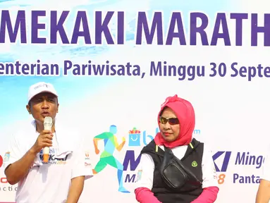 Bupati Lombok Barat Fauzan Khalid (kiri) dalam acara launching Blibli Mekaki Marathon 2018 di Kementerian Pariwisata, Jakarta, Minggu (30/9). Blibli Mekaki Marathon 2018 akan digelar kedua kalinya di Teluk Mekaki, Lombok Barat. (Liputan6.com/Angga Yuniar)