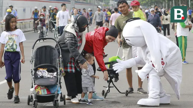 Foto: Maskot Piala Dunia 2022 Sapa Warga Ibu Kota, La'eeb Diserbu Anak-anak di CFD Jakarta