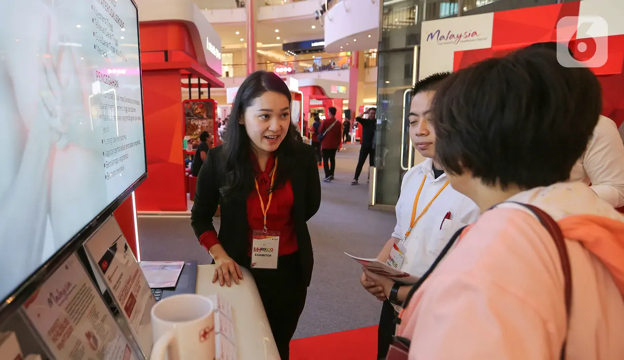 Marketing menjelaskan produk kesehatan kepada pengunjung pada Malaysia Healthcare Expo 2020 di Mal Kelapa Gading, Jakarta, Jumat (6/2/2020). Malaysia Healthcare mengajak masyarakat Indonesia untuk merayakan pentingnya kesehatan fisik dan mental. (Liputan6.com/Fery Pradolo)