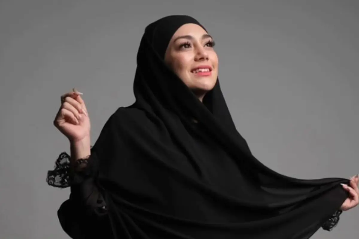 7 Potret Tampilan Celine Evangelista dalam Balutan Hijab Hitam di Pemotretan Terbaru, Tuai Pujian