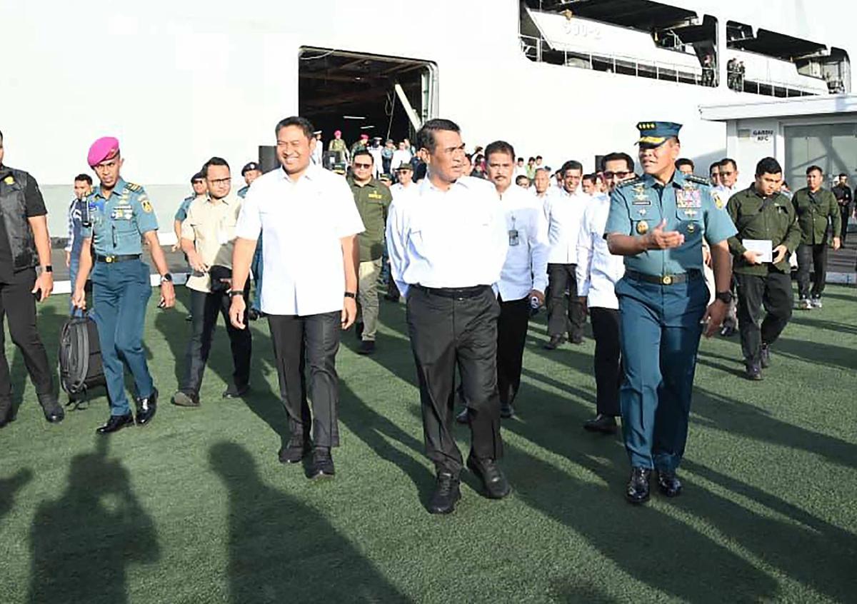 FOTO: Mentan dan Kasal Lepas Bantuan Banjir Tahap III ke Aceh Sumut dan Sumbar