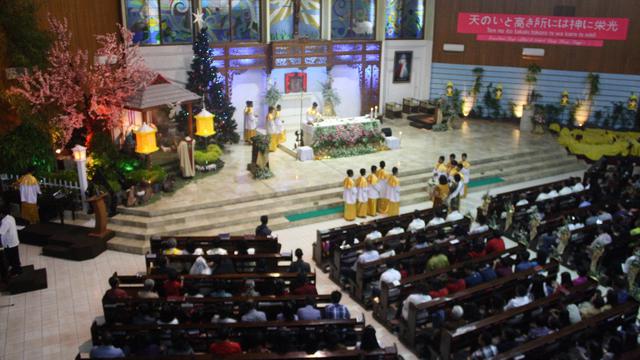 Ribuan umat Katolik menggelar ibadat Malam Natal dengan dekorasi altar bernuansa Jepang di Gereja Katedral Kristus Raja, Purwokerto. (Foto: Liputan6.com/Muhamad Ridlo).