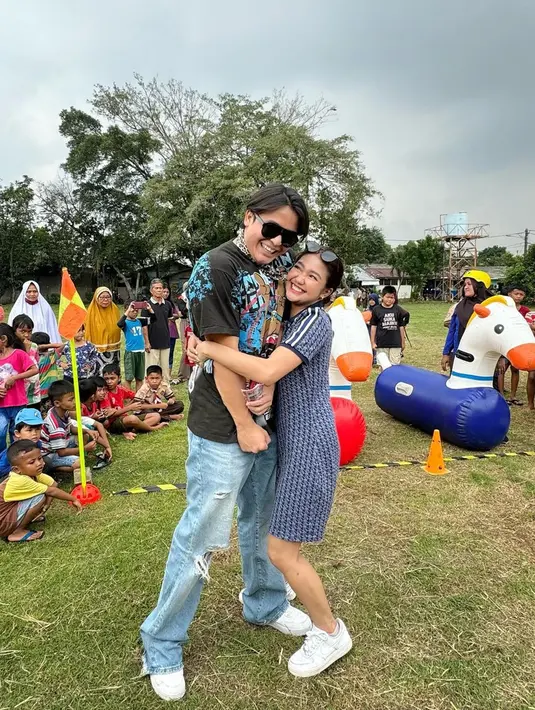 Meski tampak sangat dekat, hubungan Billy dan Chika rupanya hanya sebatas abang (kakak) dan adik. Keduanya tidak mau mengganggu hubungan persahabatan yang sudah terjalin dengan baik. Mereka juga menjadi rekan kerja yang menyenangkan satu sama lain. (Liputan6.com/IG/@chndrika_)