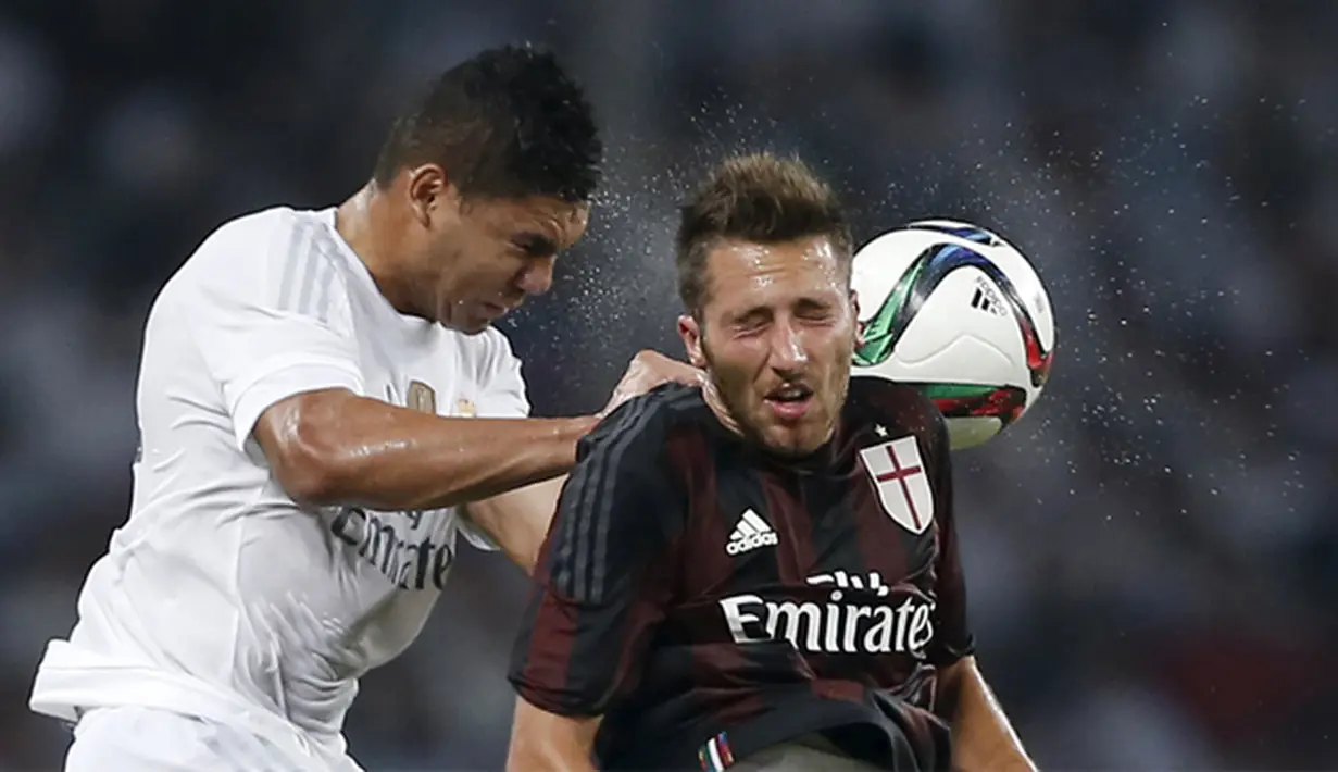 Pemain Real Madrid, Casemiro melakukan duel udara dengan pemain AC Milan, Bertolacci Andrea pada laga International Champions Cup 2015 di Shanghai, China, Kamis (30/7). (Reuters Aly Song)