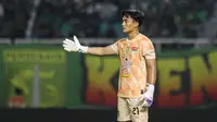 Pemain Persebaya Surabaya, Ernando Ari, saat timnya bertanding melawan PSIM Yogyakarta&nbsp;pada BRI Super League 2025/2026 di Stadion Gelora Bung Tomo, Surabaya,&nbsp;Jumat (8/8/2025). (Bola.com/Abdul Aziz)&nbsp;