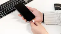 Ciri Orang yang Selalu Charge HP Meski Baterai Masih Banyak Menurut Psikologi