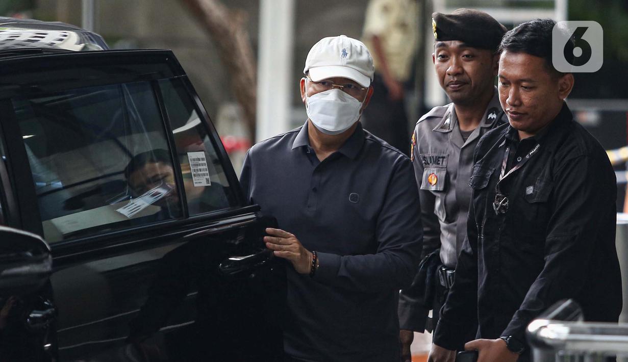 Gubernur Bengkulu, Rohidin Mersyah (kiri mengenakan masker) saat tiba di Gedung Merah Putih Komisi Pemberantasan Korupsi (KPK), Jakarta, Minggu (24/11/2024). (Liputan6.com/Angga Yuniar)