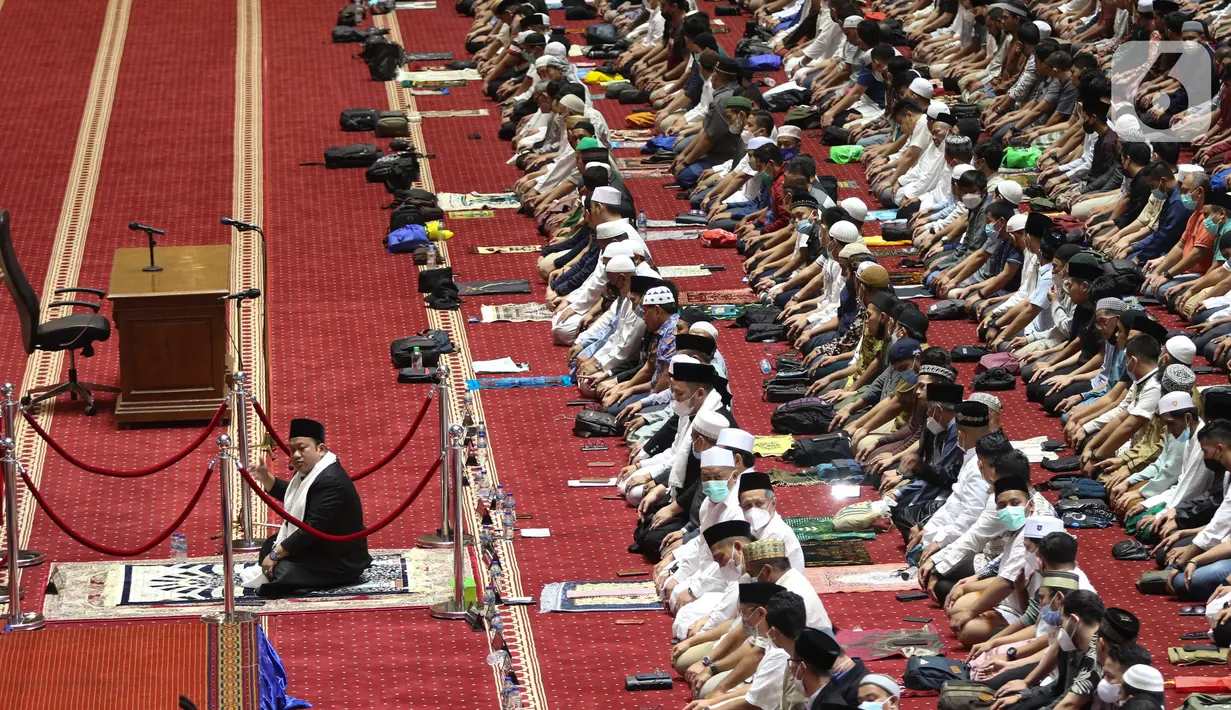 Umat Islam melaksanakan Sholat Tarawih pertama di Masjid Istiqlal Jakarta, Sabtu (2/4/2022). Sebagian besar umat muslim di Indonesia mulai melaksanakan Sholat Tarawih dan akan melaksanakan puasa Ramadhan 1443 Hijriah pada 2 April 2022. (Liputan6.com/Herman Zakharia)