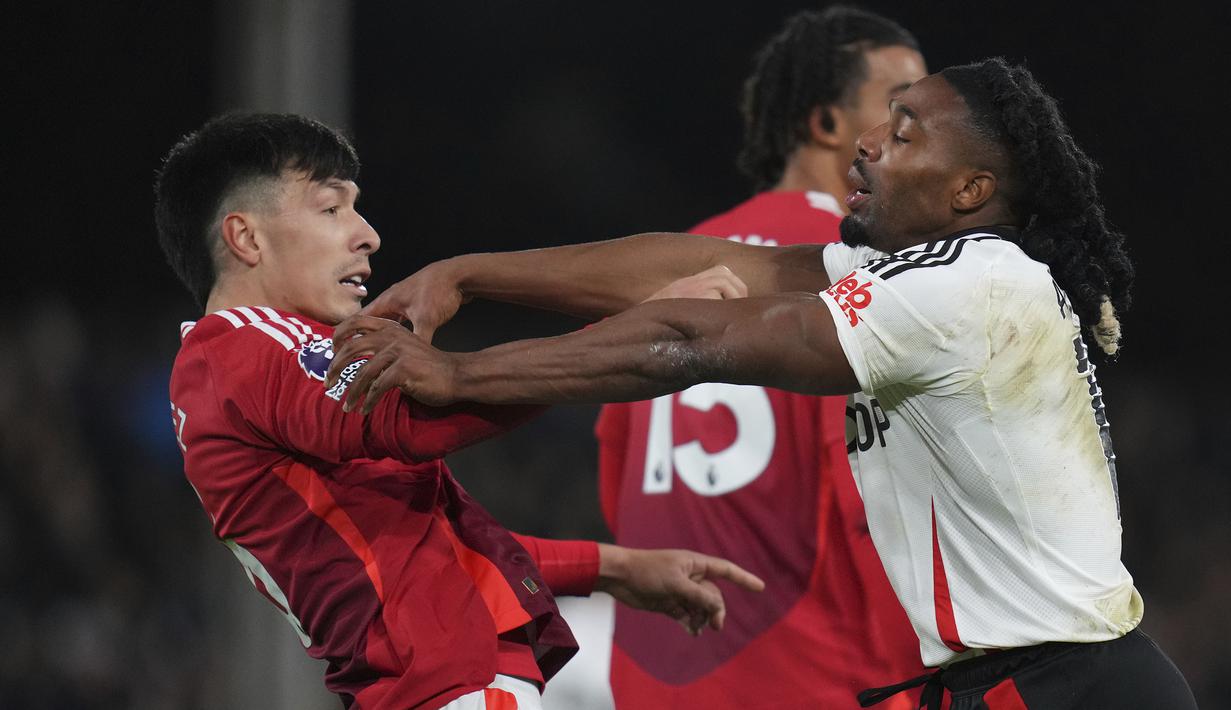 Pemain Manchester United, Lisandro Martinez bersitegang dengan pemain Fulham, Adama Traore pada laga lanjutan Liga Inggris 2024/2025 di Craven Cottage, London, Senin (27/01/2025) dini hari WIB. (AP Photo/Kirsty Wigglesworth)
