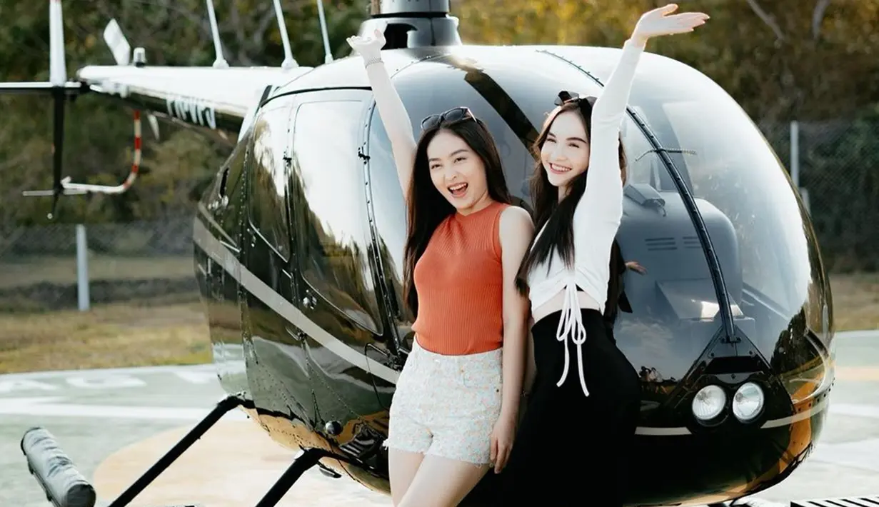 Belum lama ini, dua bintang muda yang tengah naik daun ini nikmati liburan bersama di Bali. Natasha Wilona bersama sang ibunda, sementara Elina Joerg bersama dengan kekasihnya. Pemeran Naura dan Celine di series Little Mom ini tampil cantik dengan gaya kasual yang santai. (Liputan6.com/IG/@elinaaaaajoerg)