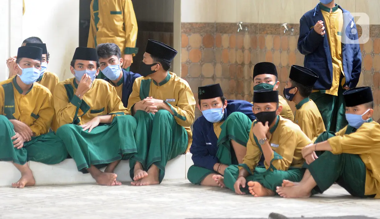 Para santri antre melakukan swab test di Pondok Pesantren Baitul Hikmah, Bojongsari, Depok, Jawa Barat, Kamis (12/11/2020). Pengelola pesantren bekerja sama dengan GTPPC Kota Depok dan RS UI melakukan swab test massal terhadap puluhan santri dan pengasuh pondok pesantren. (merdeka.com/Arie Basuki)