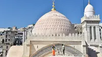 Pekerja sedang membersihkan bagian atap dekat kubah Masjid Ketchaoua atau Katsyawah di distrik Casbah, Aljir, Aljazair, Rabu (15/11). Masjid ini dibangun pada masa Dinasti Ottoman di abad ke-17. (AFP Photo/Ryad Kramdi)