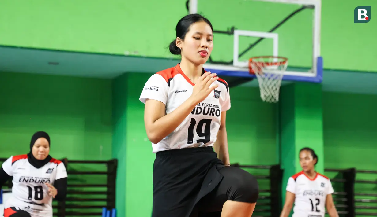 Tisya Amallya tampak serius melaukan sesi latihan bersama Jakarta Pertamina Enduro yang bertempat di GOR Bulungan, Jakarta Selatan pada Selasa (31/12/2024). (Bola.com/Abdul Aziz)