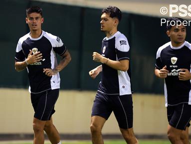Pemain Timnas Indonesia, Mees Hilgers, Shayne Pattynama, dan Asnawi Mangkualam (kiri ke kanan) mengikuti latihan menjelang laga Kualifikasi Piala Dunia 2026 melawan Bahrain di Hamad Town Youth &amp; Sports Ground pada Senin (07/10). (Dok. PSSI)