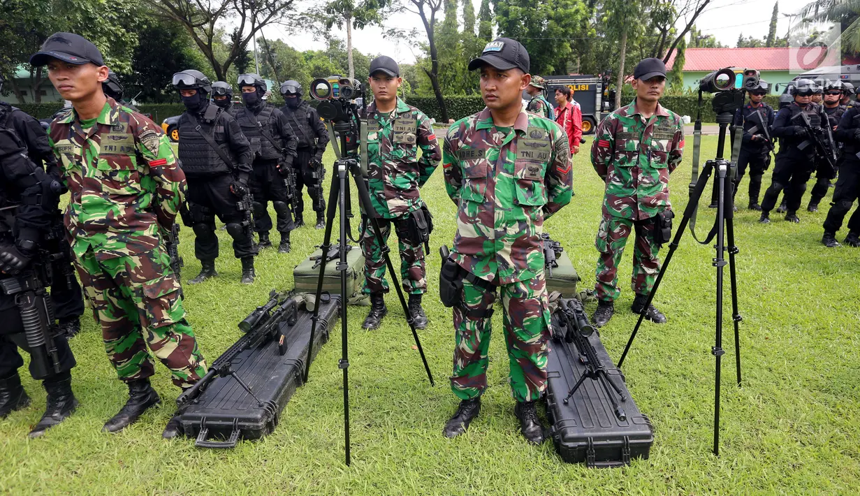 Aparat gabungan dari TNI/Polri menggelar apel jelang kunjungan kerja dan juga acara ngunduh mantu Presiden Jokowi di Medan, Rabu (22/11). (Liputan6.com/Johan Tallo)