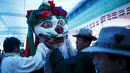 Warga Tibet saat merayakan perayaan ulang tahun ke-80 Dalai Lama di Kathmandu, Nepal, (6/7/2015). Pemeluk Buddha Tibet percaya, Dalai Lama adalah perwujudan insani dari Avalokitesvara. (REUTERS/Navesh Chitrakar)