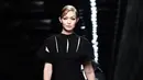 Model Gigi Hadid berjalan di catwalk memeragakan busana Women Fall - Winter 2020 koleksi Versace di Milan, Italia (21/2/2020). Milan Fahsion Week berlangsung pada tanggal 18 Februari hingga 24 Februari. (AFP/Miguel Medina)