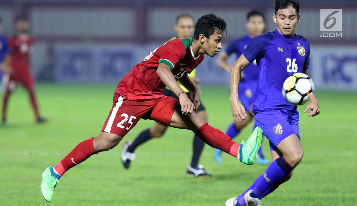 Pemain sayap Timnas Indonesia U-23, Osvaldo Haay berusaha mengoper bola pada laga persahabatan melawan Thailand U-23 di Stadion PTIK, Jakarta, Kamis (31/5). Indonesia U-23 kalah 1-2. (Liputan6.com/Helmi Fithriansyah)