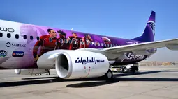 Pesawat maskapai Egypt Air, pesawat khusus untuk tim nasional Mesir yang akan digunakan selama Piala Dunia 2018, terparkir di Bandara Kairo, 20 Maret 2018. Pesawat tersebut didesain dengan corak bendera nasional Mesir di bagian depan. (Egypt Air via AP)