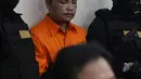 Polisi mengawal tersangka pembunuhan satu keluarga di Kota Bekasi saat gelar perkara di Polda Metro Jaya, Jakarta, Jumat (16/11). Tersangka dibekuk di Garut pada Rabu malam, 14 November 2018. (Merdeka.com/Imam Buhori)