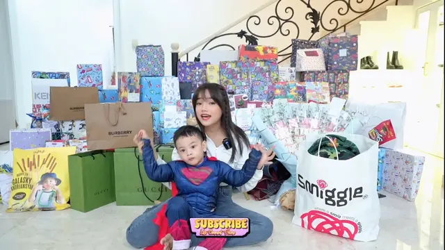 [Fimela] Kado ulang tahun Gala Sky