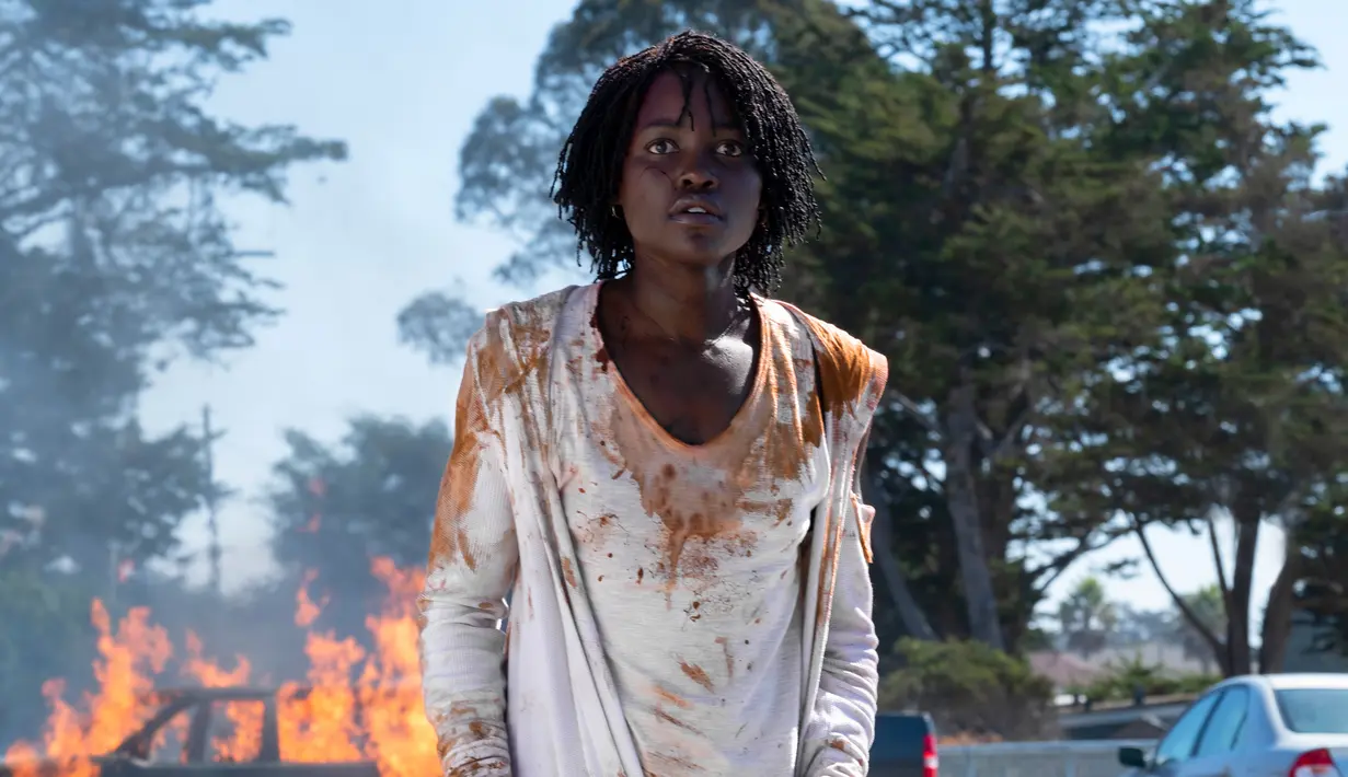 Lupita Nyong'o dalam sebuah adegan film 'Us'. Lupita Nyong'o merupakan aktris terbaik peraih Oscar dari Meksiko. Film 'Us' banyak menampilkan adegan pembunuhan. (Claudette Barius/Universal Pictures via AP)