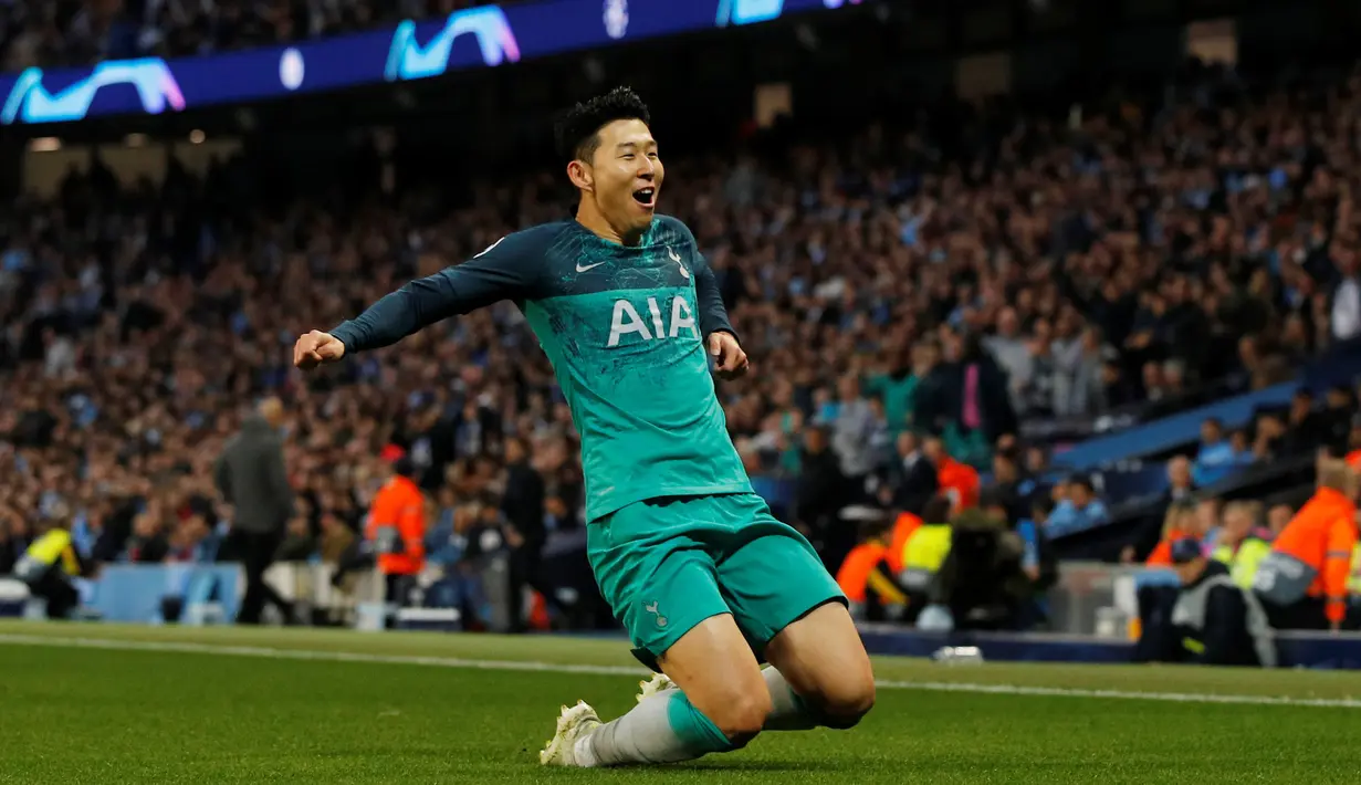 Selebrasi penyerang Tottenham Hotspur Son Heung-min usai mencetak gol ke gawang Manchester City pada leg kedua babak perempat final Liga Champions di Etihad Stadium, Manchester, Inggris, Rabu (17/4). (REUTERS/Phil Noble)