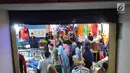 Warga memelih pakaian di pasar Tanah Abang, Jakarta, Minggu (26/5). Jelang lebaran masyarakat mulai memadati pusat perbelanjaan untuk membeli kebutuhan saat Hari Raya Idul Fitri. (Liputan6.com/Angga Yuniar)