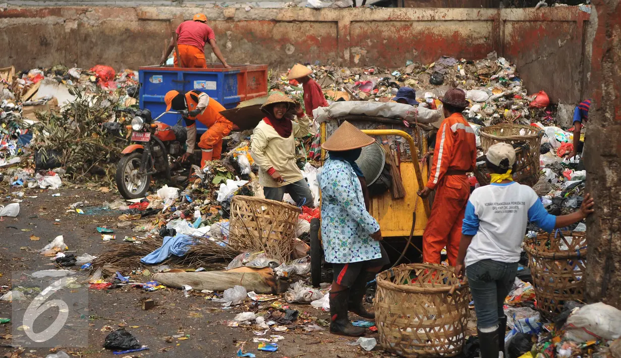 Petugas sampah memilah milih sampah di kawasan Pasar Minggu, Jakarta, Senin (26/10). Data Dinas Kebersihan volume sampah di ibu kota Jakarta meningkat menjadi 6.700 ton per hari, dari semula yang dibawah 6.000 ton per hari. (Liputan6.com/Gempur M Surya)