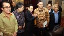 Kepala Staf Kepresidenan, Luhut Binsar Pandjaitan mengunjungi ruang kerja Ketua DPR RI, Setya Novanto, Jakarta, Kamis (2/4/2015).Kedatangan Luhut dalam rangka berkordinasi terkait pelaksanaan dan peringatan KAA ke-60 di Bandung.(Liputan6.com/Helmi Afandi)