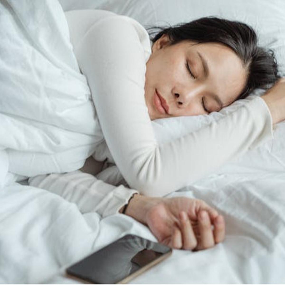 Ilustrasi Wanita sedang Tidur Siang