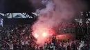 Para suporter menyalakan suar usai menyaksikan laga uji coba antara Madura United melawan Persiba Balikpapan. (Bola.com/Vitalis Yogi Trisna)