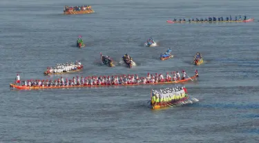 Para peserta mendayung perahu naga mereka selama latihan untuk Festival Air tahunan di sungai Tonle Sap di Phnom Penh (21/11). Festival Air adalah perayaan Tahun Baru yang terjadi di negara-negara Asia Tenggara. (AFP Photo/Tang Chhin Sothy)