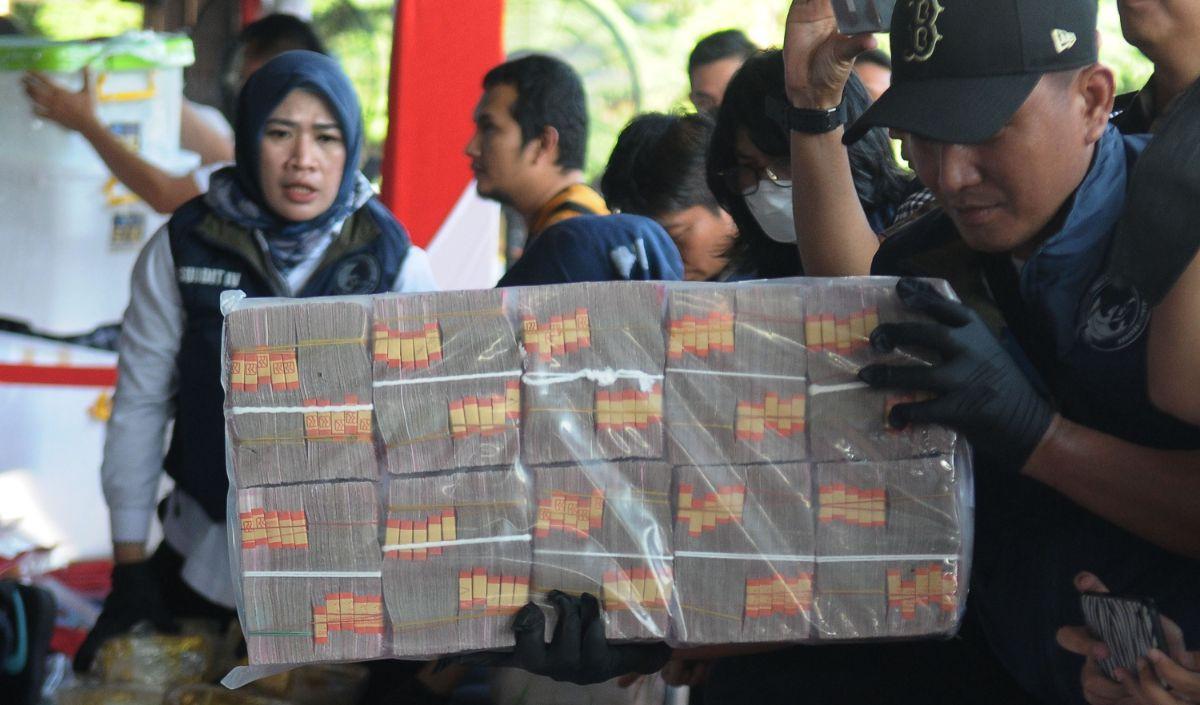 Polri menggelar operasi dengan sandi Escobar, untuk menangkap Fredy yang diduga berada di Thailand. Sandi Escobar itu diambil dari nama gembong narkoba dan pengedar narkoba Colombia, Pablo Emilio Escobar Gaviria alias Pablo Escobar, kriminal terkaya di du