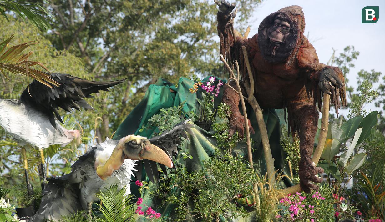 Replika hewan khas Kalimantan Tengah ditampilkan dalam rangkaian acara Festival Budaya Isen Mulang di Bundaran Palangkaraya, Minggu (19/5/24) pagi. (Bola.com/Ade Yusuf Satria)