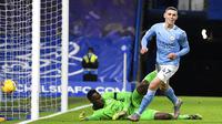 Pemain Manchester City Phil Foden melakukan selebrasi usai mencetak gol ke gawang Chelsea pada pertandingan Liga Inggris di Stamford Bridge, London, Inggris, Minggu (3/1/2021). Manchester City mempermalukan Chelsea dengan skor 3-1. (AP Photo/Ian Walton/Pool)