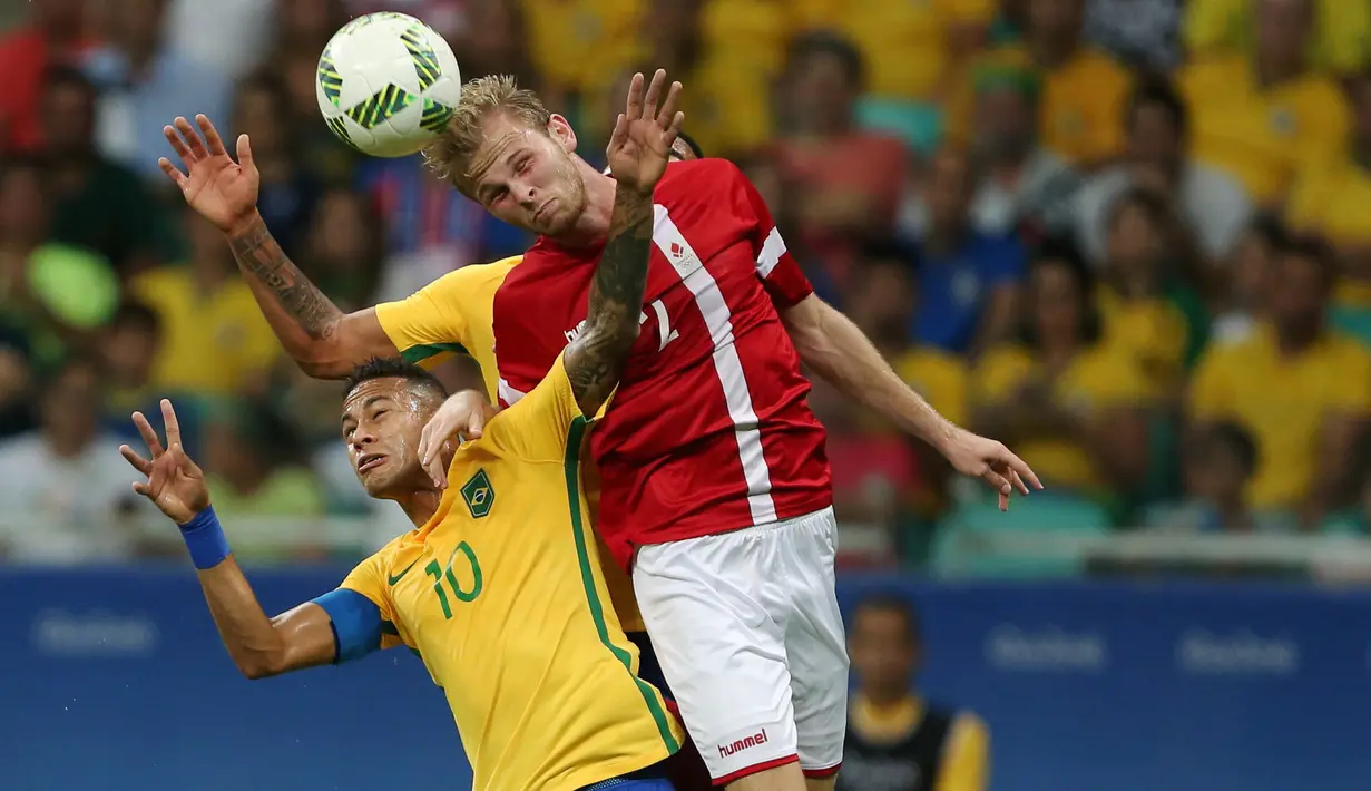 Neymar berebut bola dengan pemain Denmark, Desler Puggaard pada penyisihan Grup A Olimpiade 2016 di Fonte Nova Stadium, Salvador, Brasil, (11/8). Sebelumnya Brasil Terancam Tersingkir akibat bermain imbang dua kali. (REUTERS/Fernando Donasci)