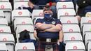 Seorang pendukung Skotlandia dengan kostum tradisional menunggu dimulainya pertandingan sepak bola Grup D UEFA EURO 2020 antara Kroasia dan Skotlandia di Hampden Park, Glasgow pada 22 Juni 2021. (Foto: AFP/Pool/Stu Forster)