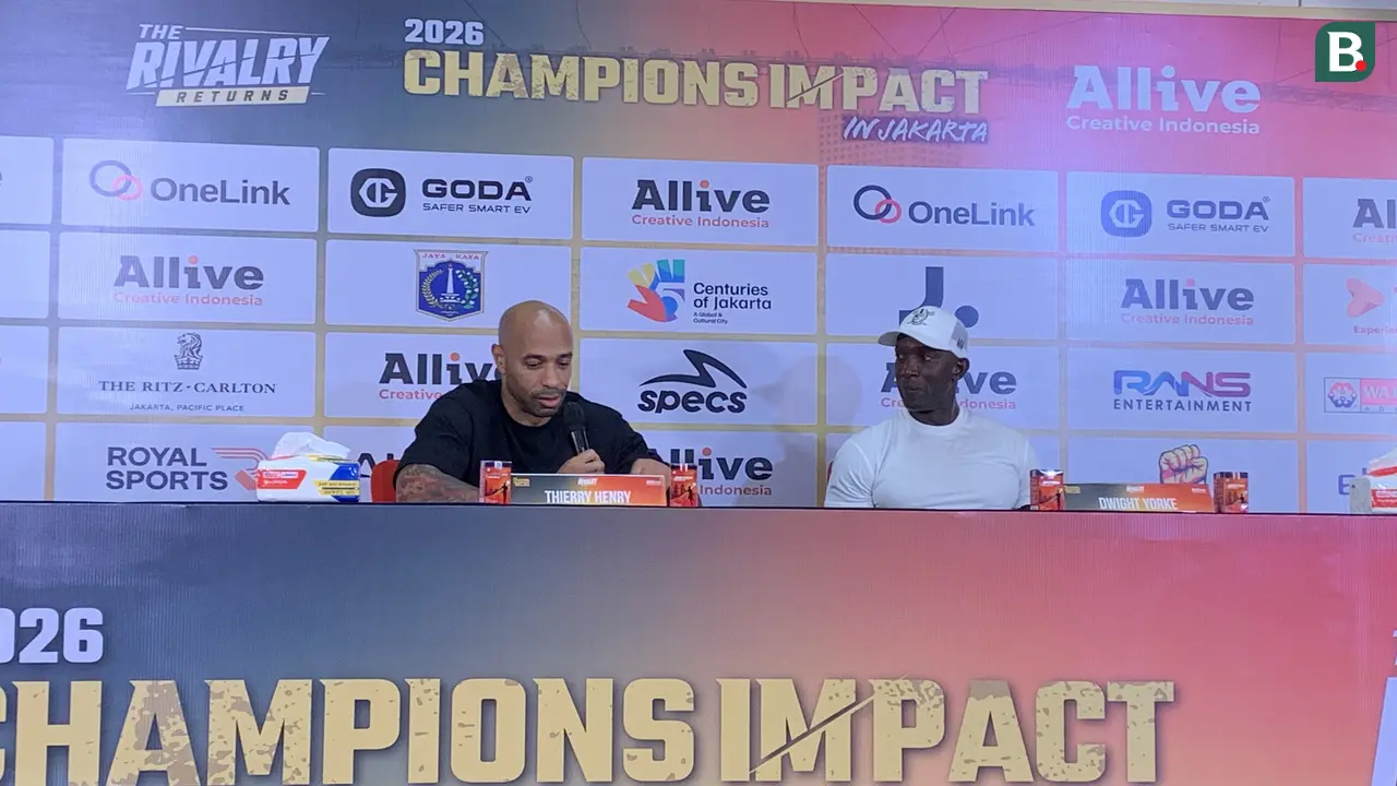 Thierry Henry (kiri) dan Dwight Yorke (kanan) dalam Konferensi Pers The Rivalry Returns di Jakarta